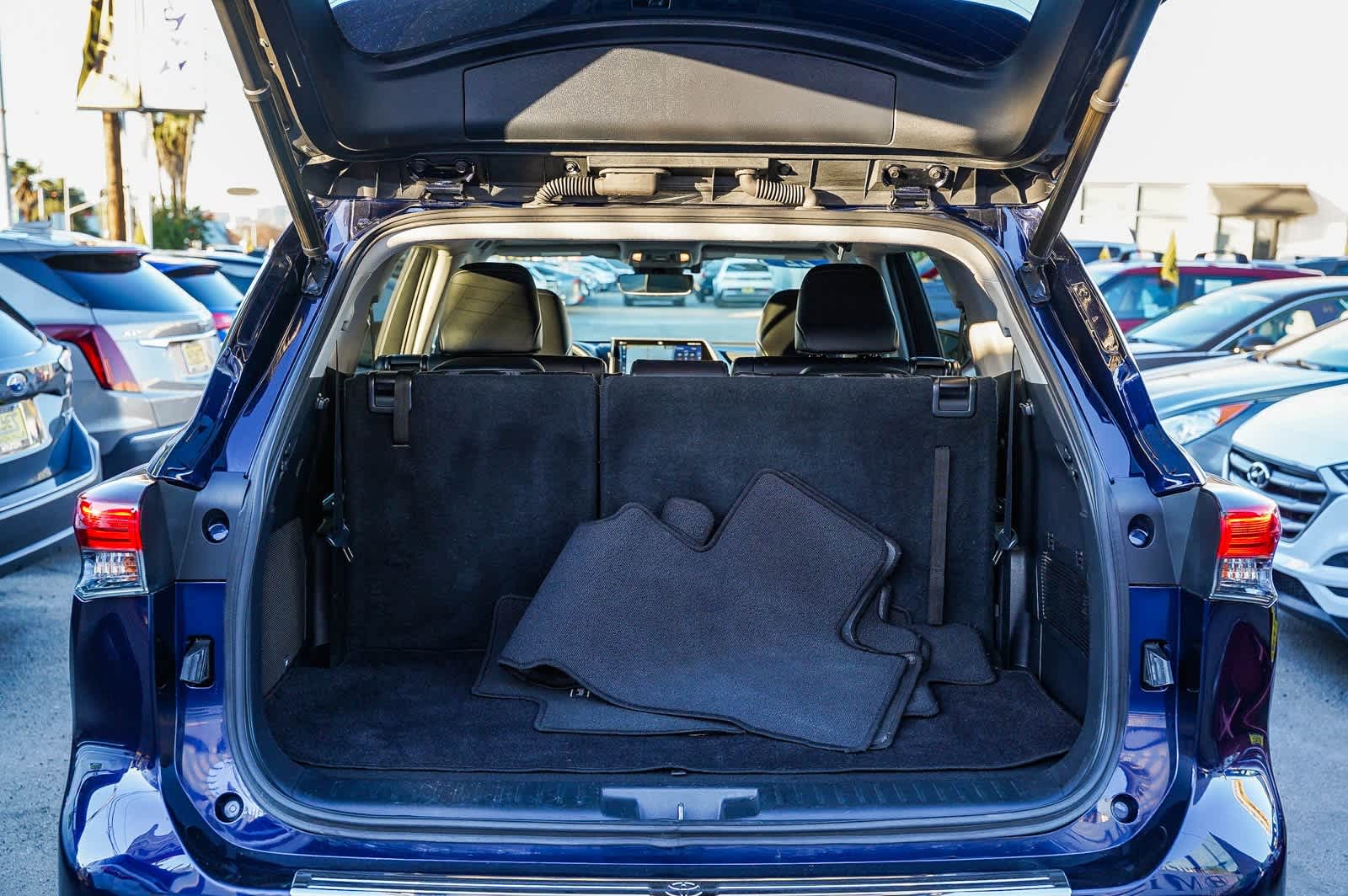 Thumbnail: 2022 Toyota Highlander - 26