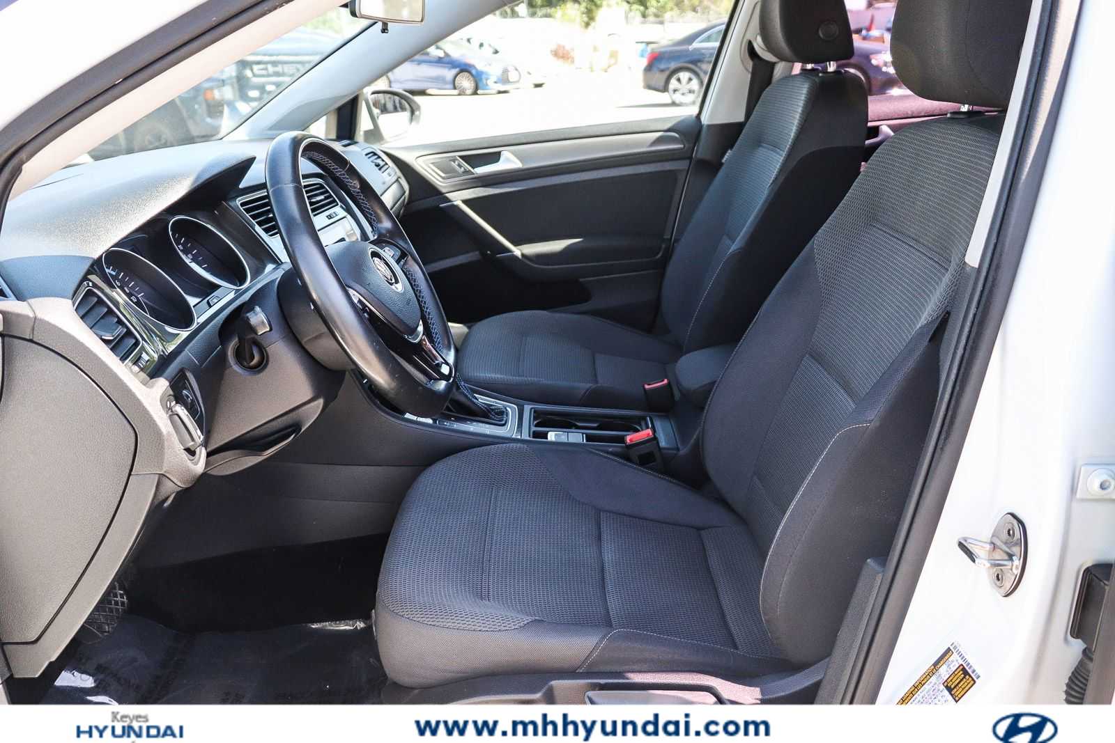 Thumbnail: 2017 Volkswagen e-Golf - 16