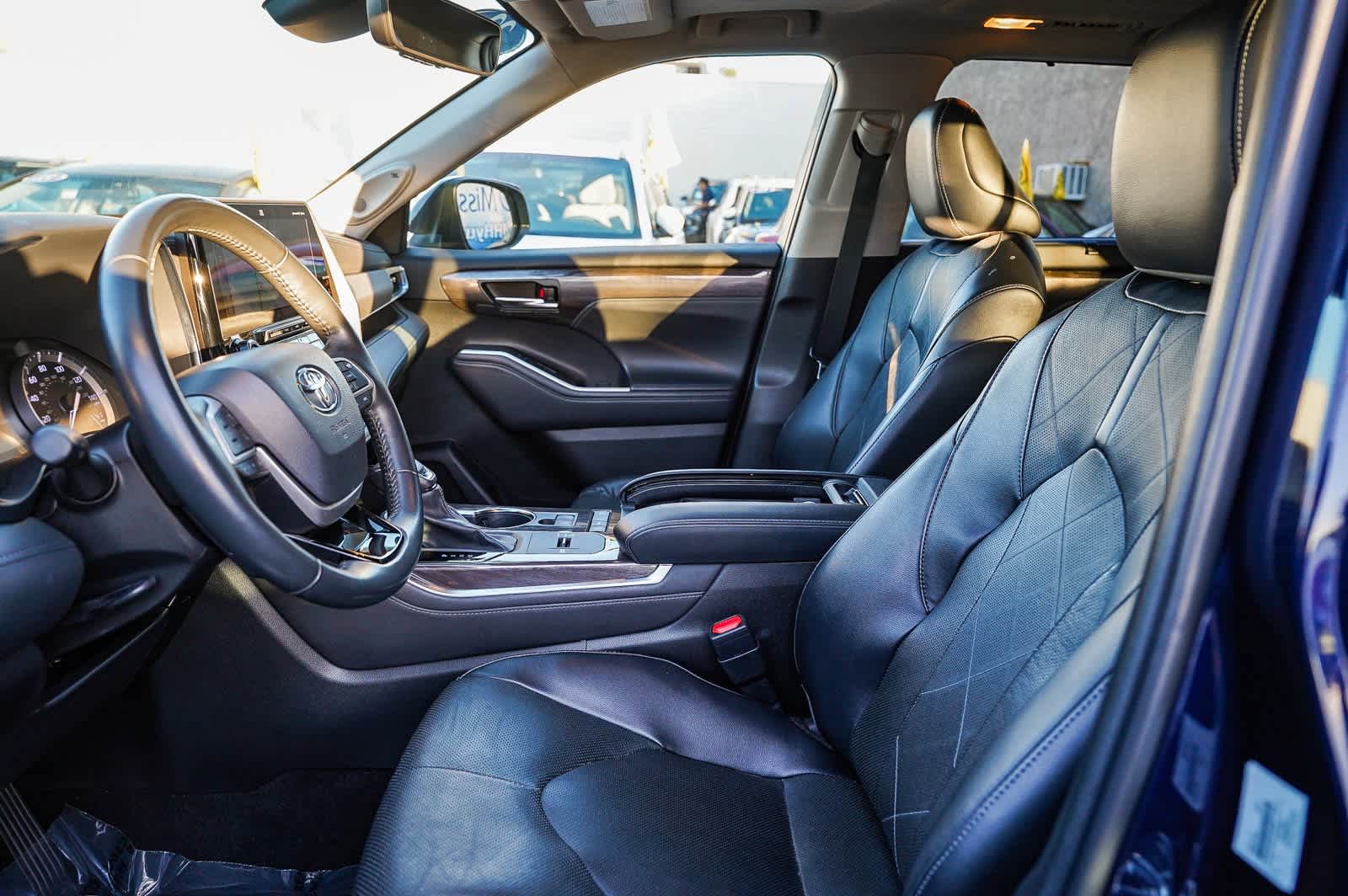 Thumbnail: 2022 Toyota Highlander - 17