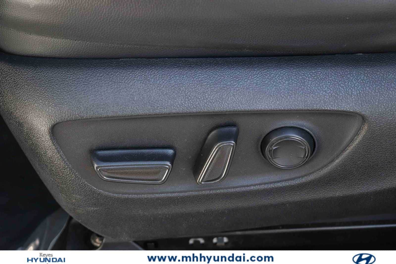 Thumbnail: 2023 Toyota Highlander - 20