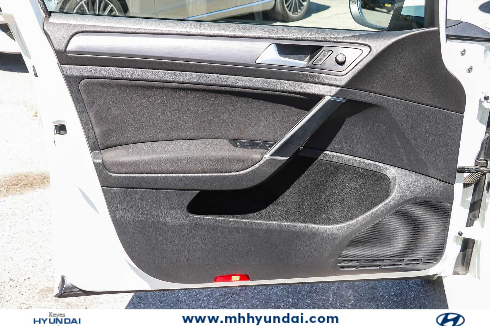 Thumbnail: 2017 Volkswagen e-Golf - 20