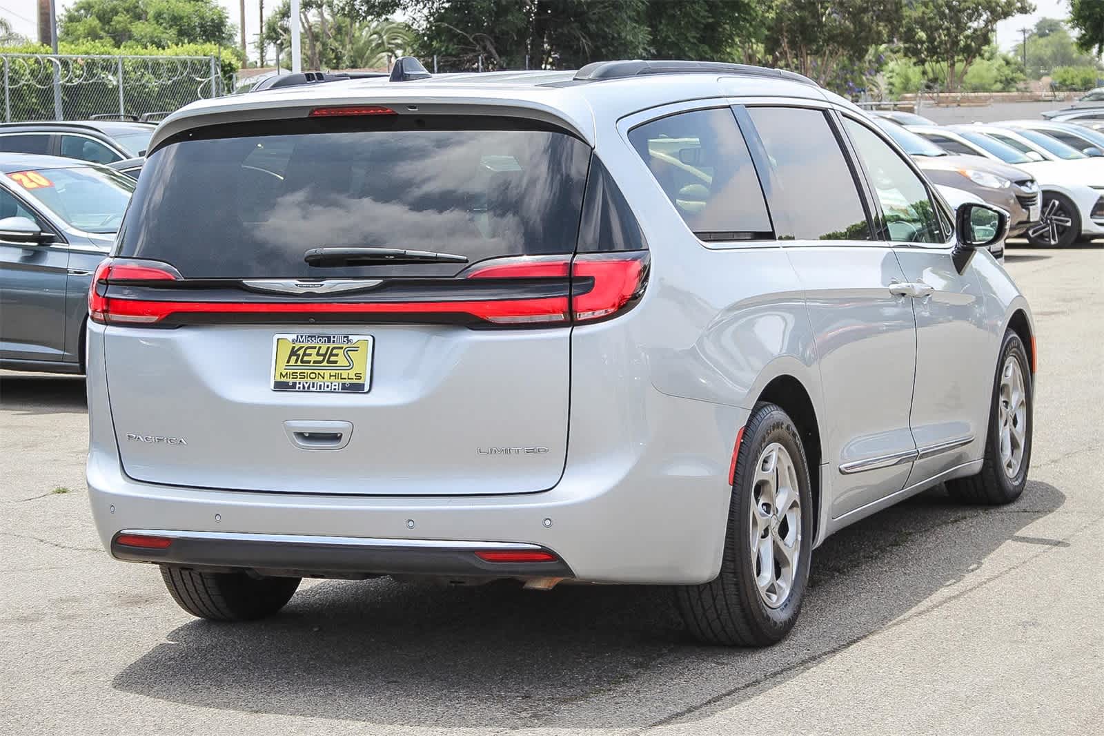 Thumbnail: 2023 Chrysler Pacifica - 4