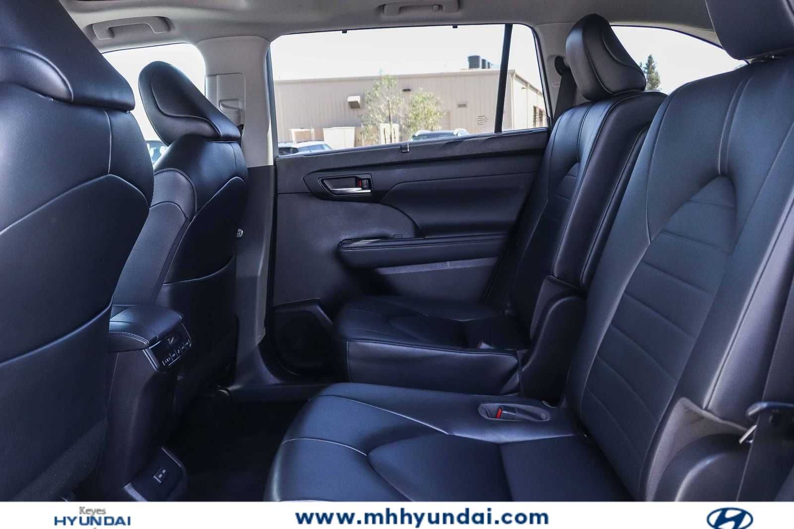 Thumbnail: 2023 Toyota Highlander - 18