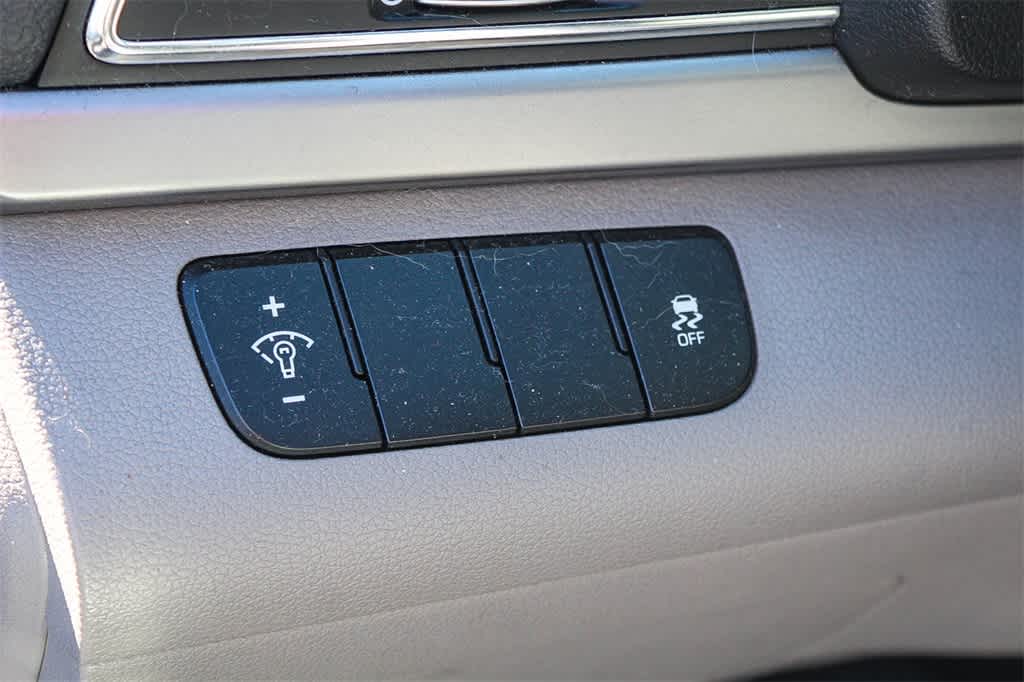 Thumbnail: 2017 Hyundai Elantra - 28