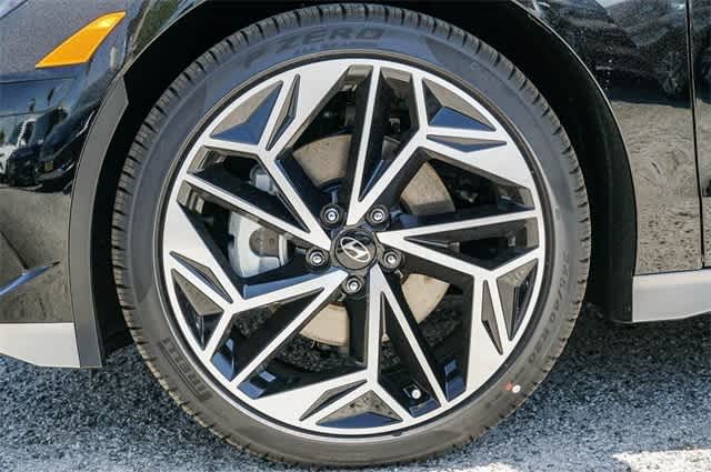 Thumbnail: 2023 Hyundai Ioniq 6 - 11