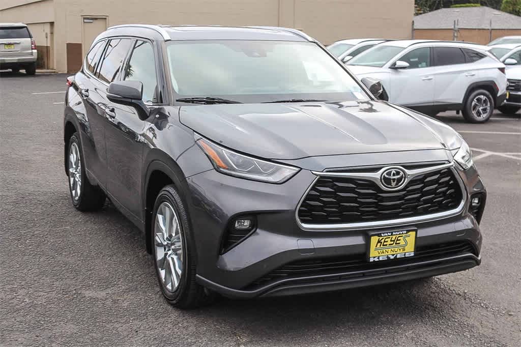 Thumbnail: 2022 Toyota Highlander - 3