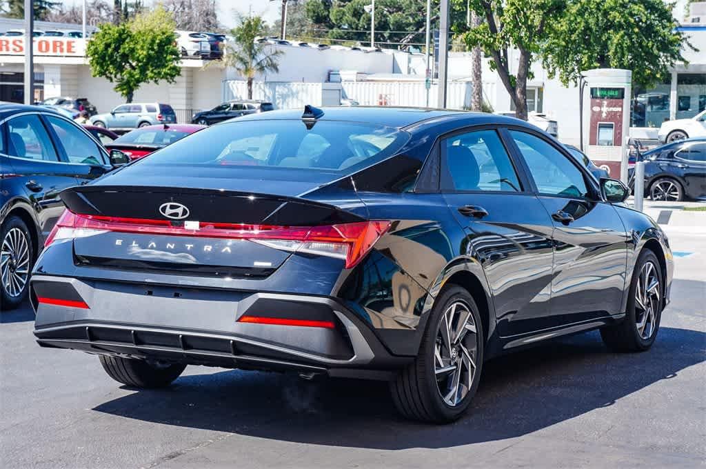 Thumbnail: 2025 Hyundai Elantra - 4