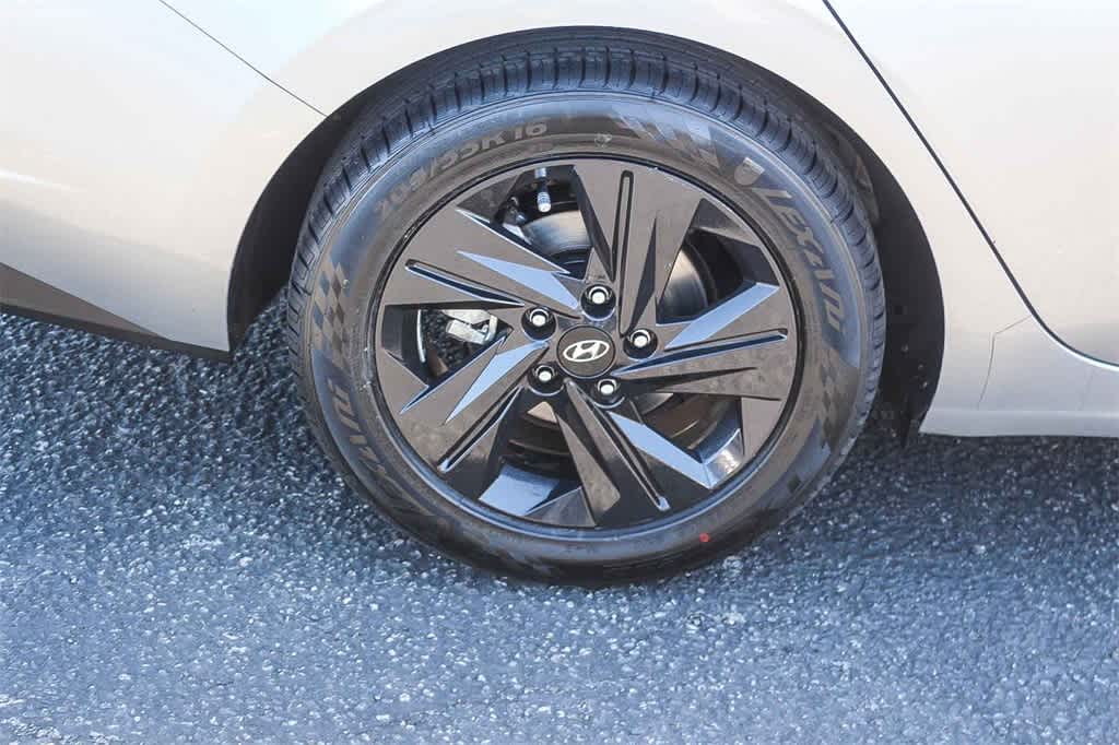 Thumbnail: 2021 Hyundai Elantra - 4