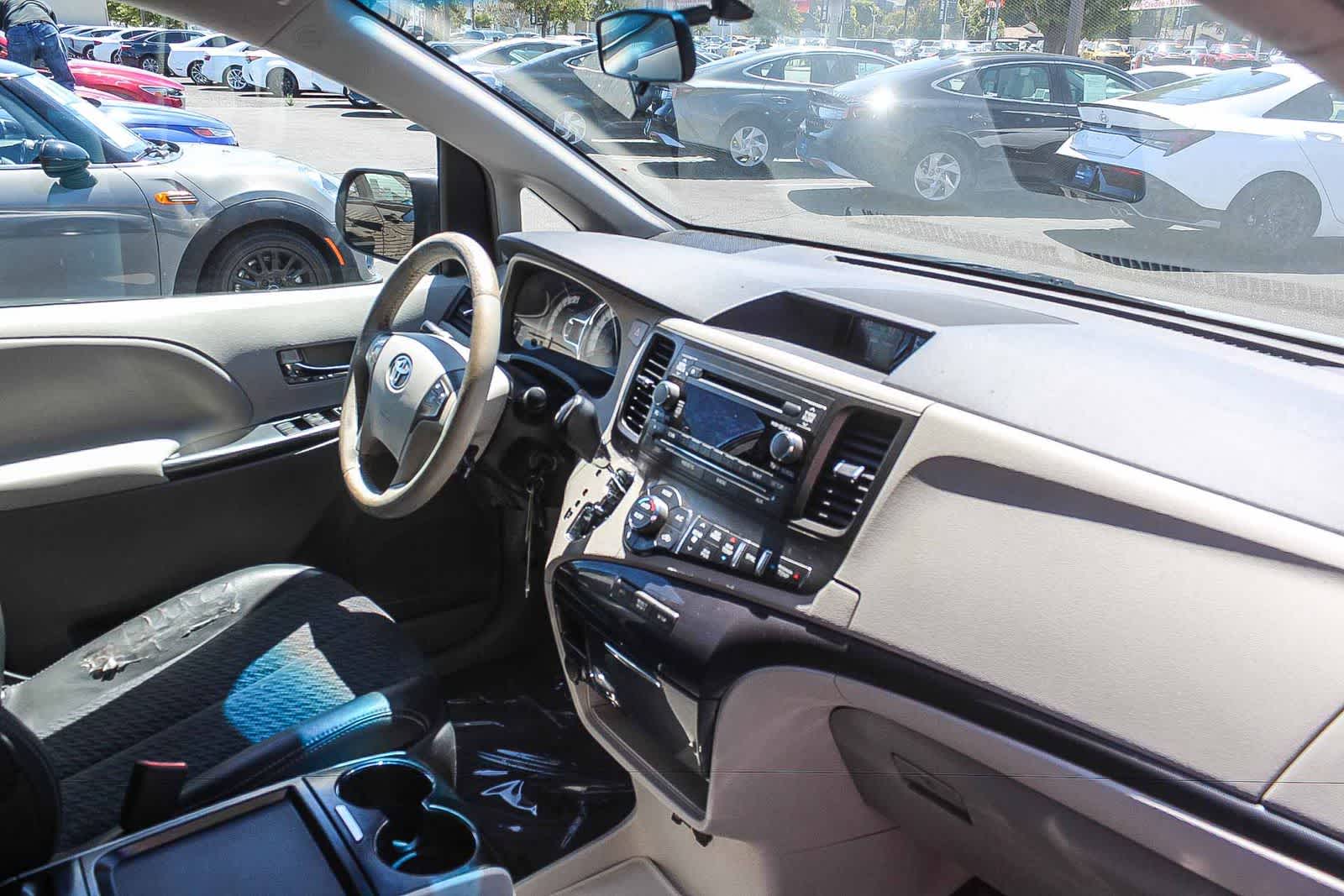 Thumbnail: 2011 Toyota Sienna - 18