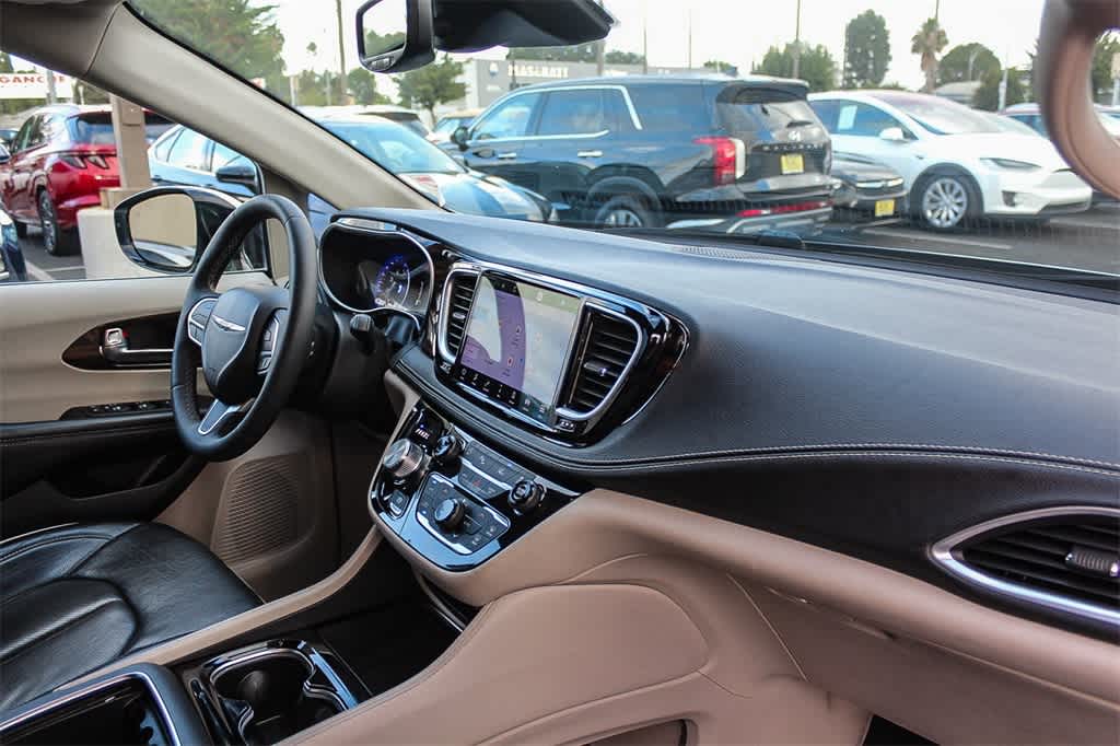 Thumbnail: 2023 Chrysler Pacifica - 16