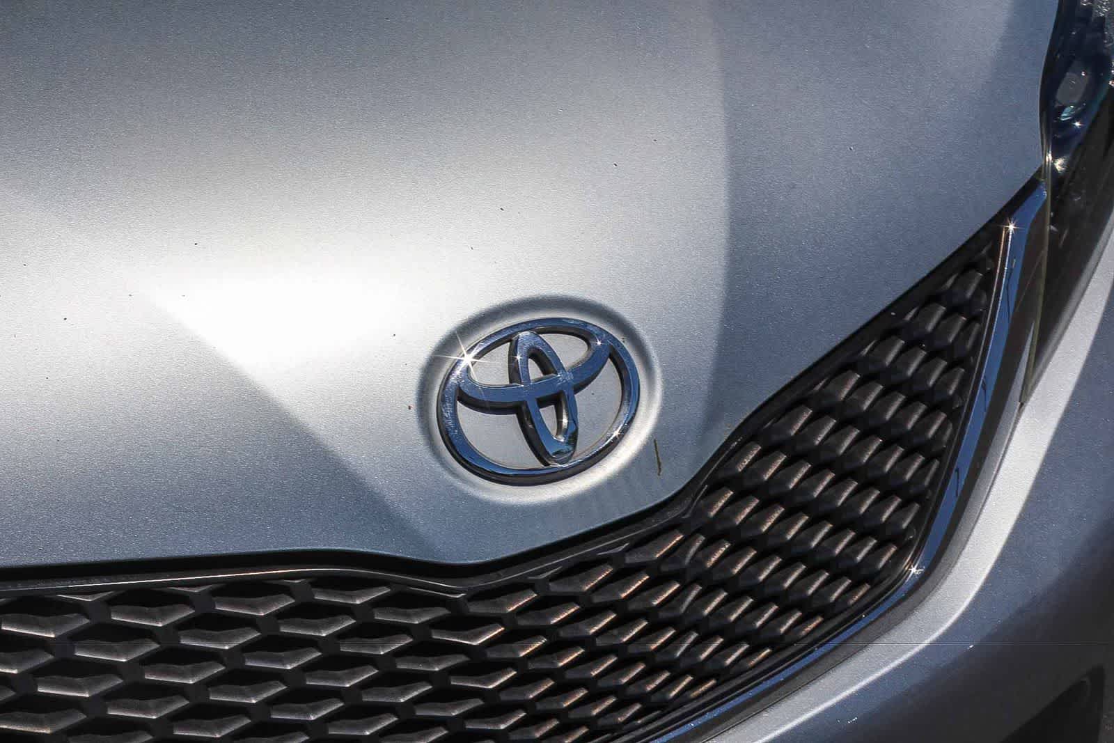 Thumbnail: 2011 Toyota Sienna - 12