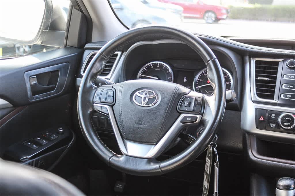 Thumbnail: 2015 Toyota Highlander - 15