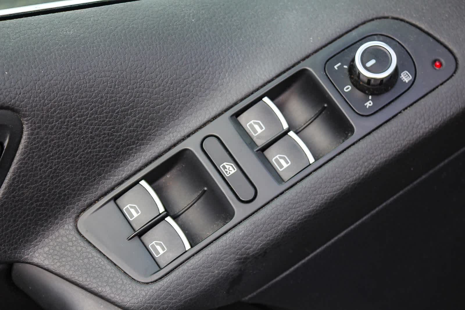 Thumbnail: 2011 Volkswagen Tiguan - 28