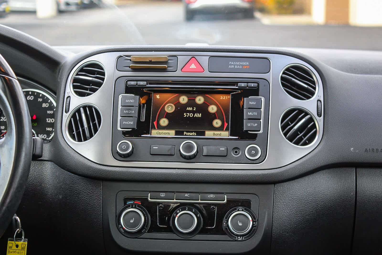 Thumbnail: 2011 Volkswagen Tiguan - 21