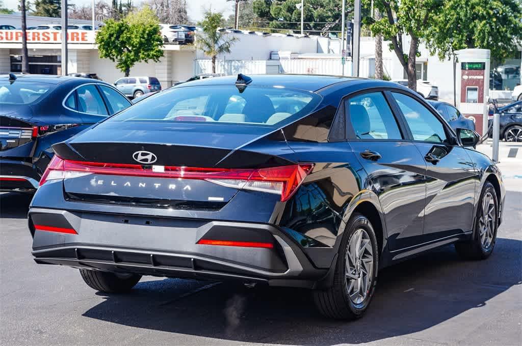 Thumbnail: 2025 Hyundai Elantra - 4