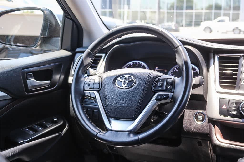 Thumbnail: 2018 Toyota Highlander - 15