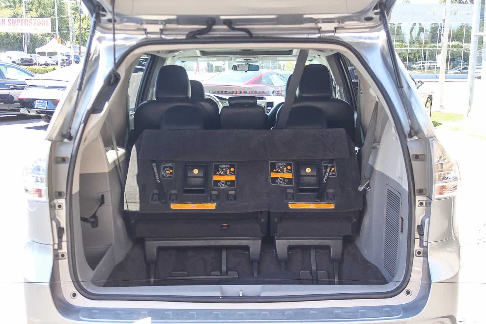 Thumbnail: 2011 Toyota Sienna - 33