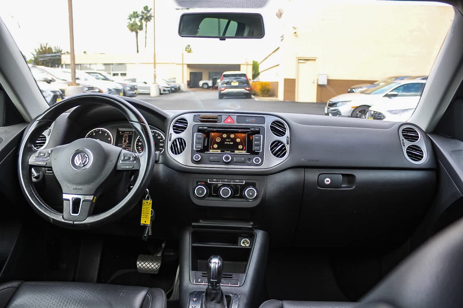 Thumbnail: 2011 Volkswagen Tiguan - 18