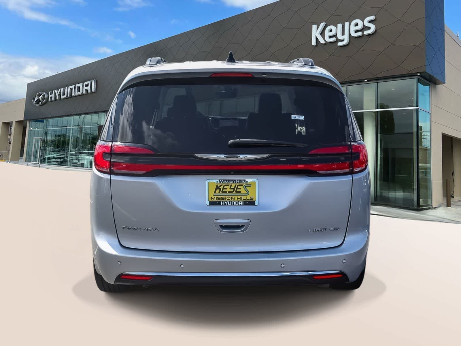 Thumbnail: 2023 Chrysler Pacifica - 6