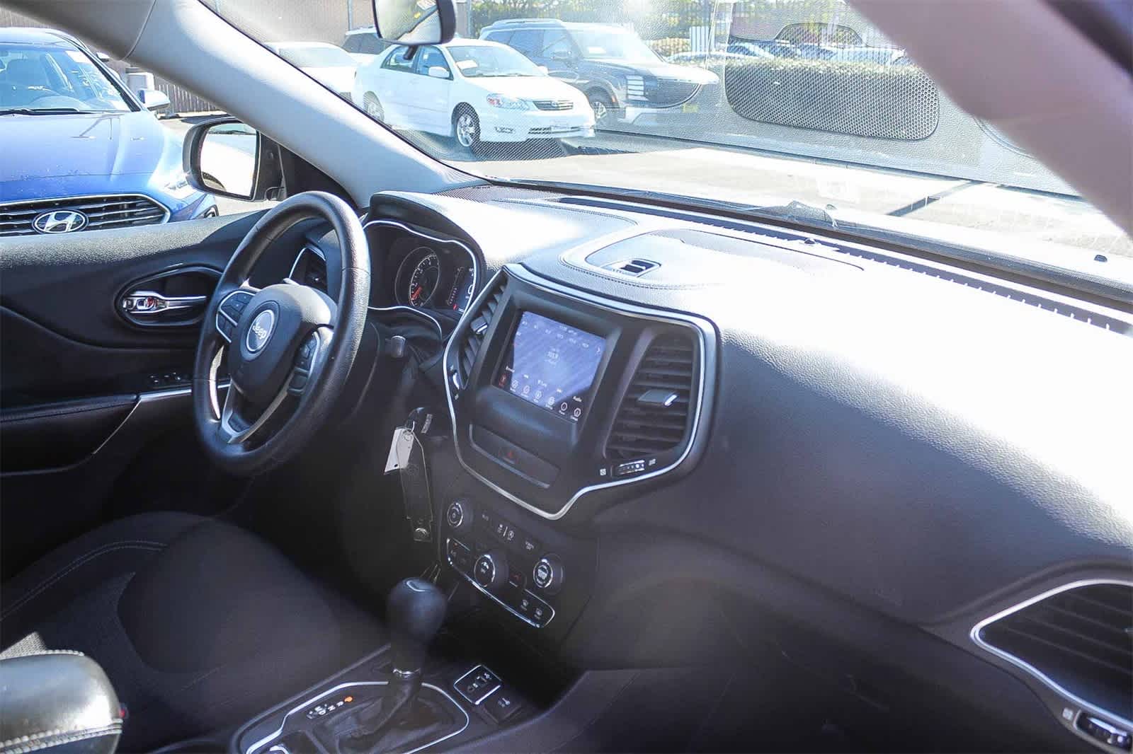 Thumbnail: 2019 Jeep Cherokee - 22