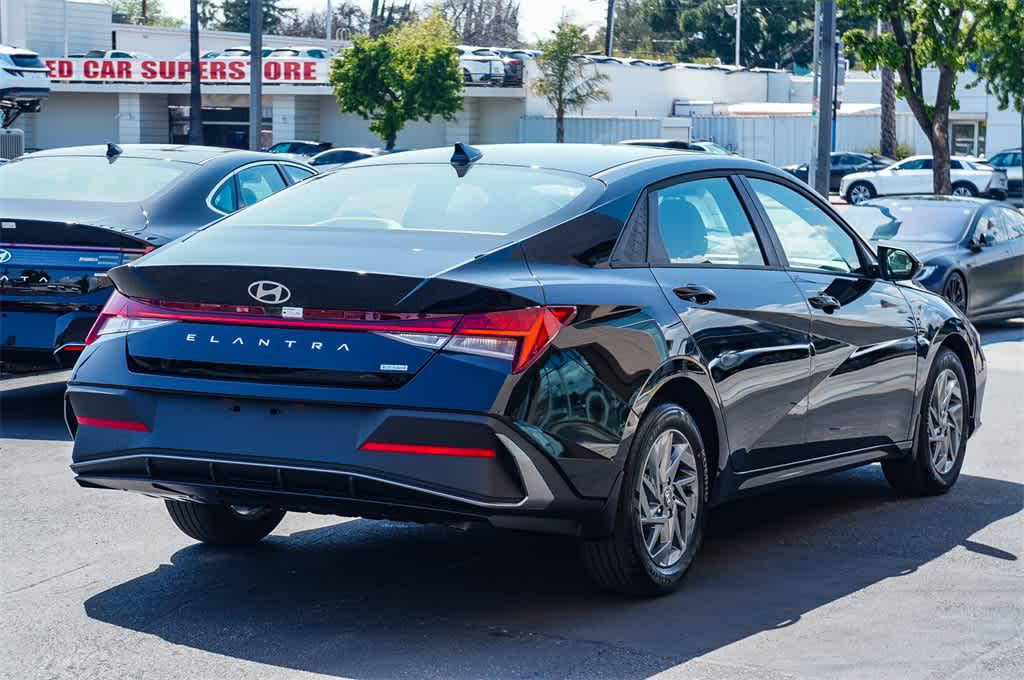 Thumbnail: 2025 Hyundai Elantra - 4