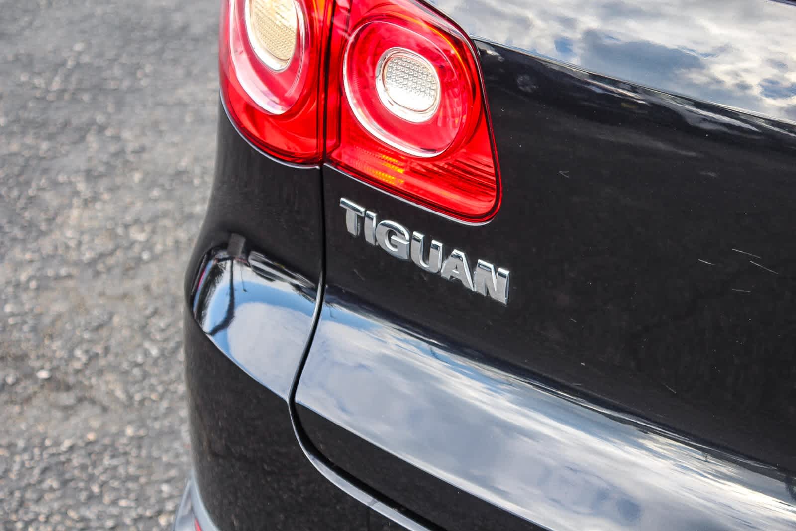 Thumbnail: 2011 Volkswagen Tiguan - 9