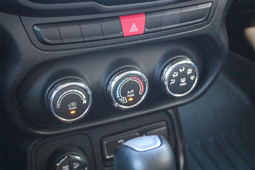 Thumbnail: 2015 Jeep Renegade - 23