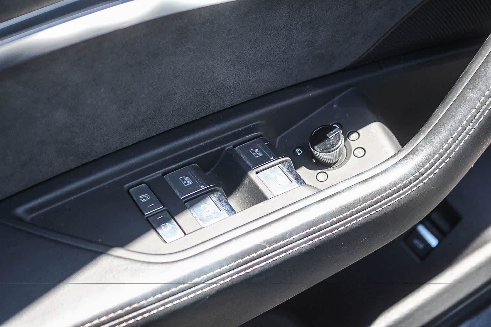 Thumbnail: 2019 Audi e-tron - 26