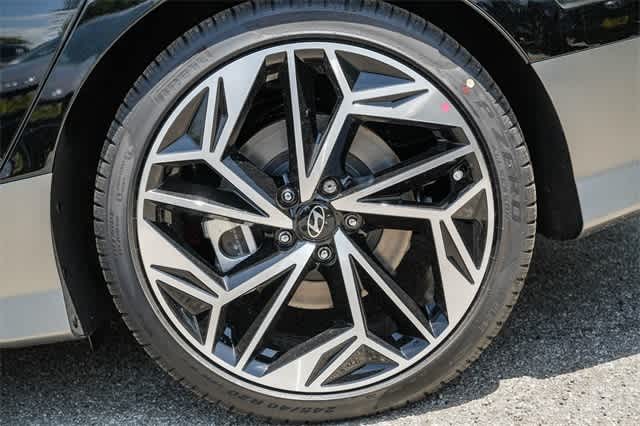 Thumbnail: 2023 Hyundai Ioniq 6 - 13