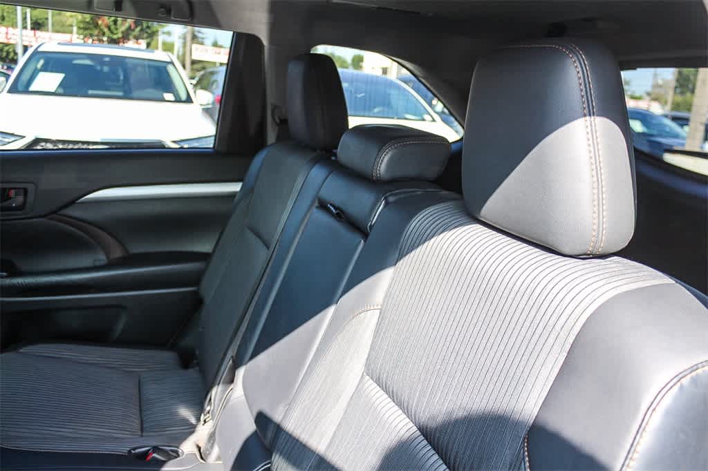 Thumbnail: 2015 Toyota Highlander - 18