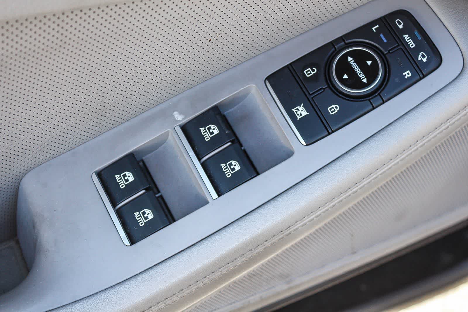 Thumbnail: 2017 Genesis G80 - 28