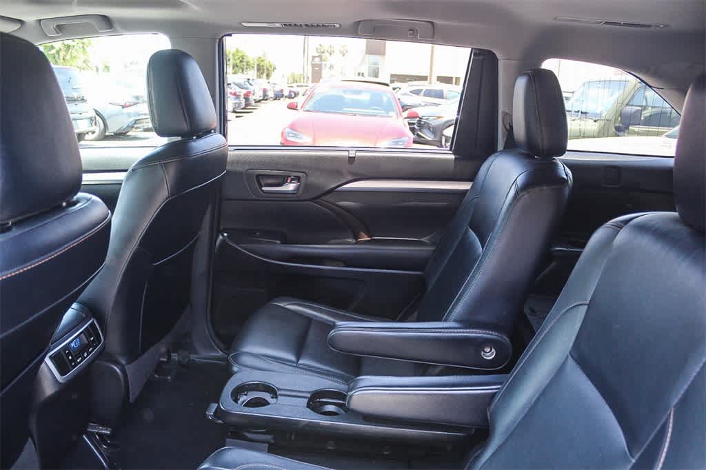 Thumbnail: 2018 Toyota Highlander - 18
