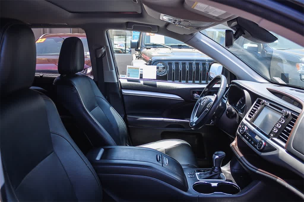 Thumbnail: 2018 Toyota Highlander - 16