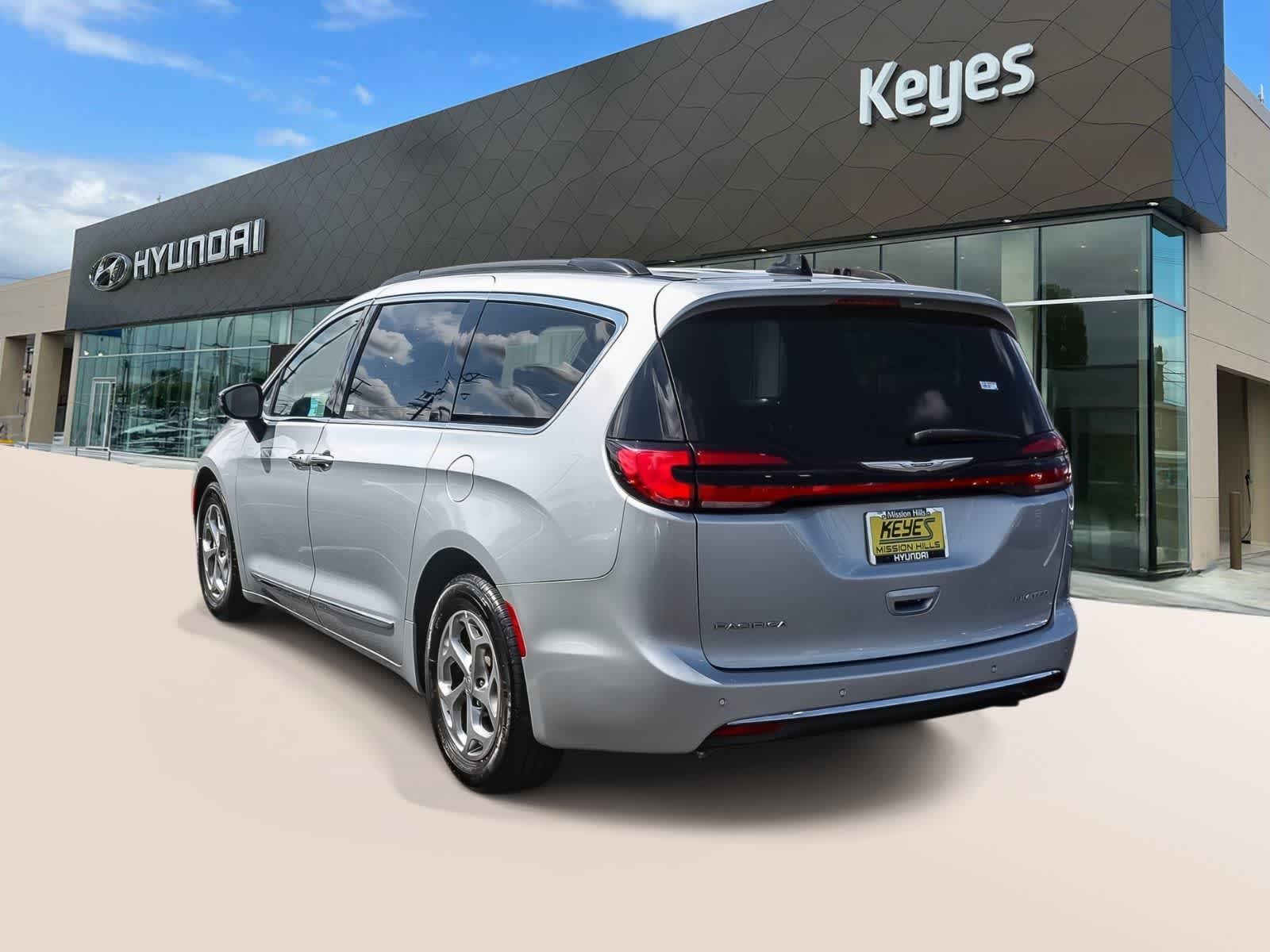 Thumbnail: 2023 Chrysler Pacifica - 7