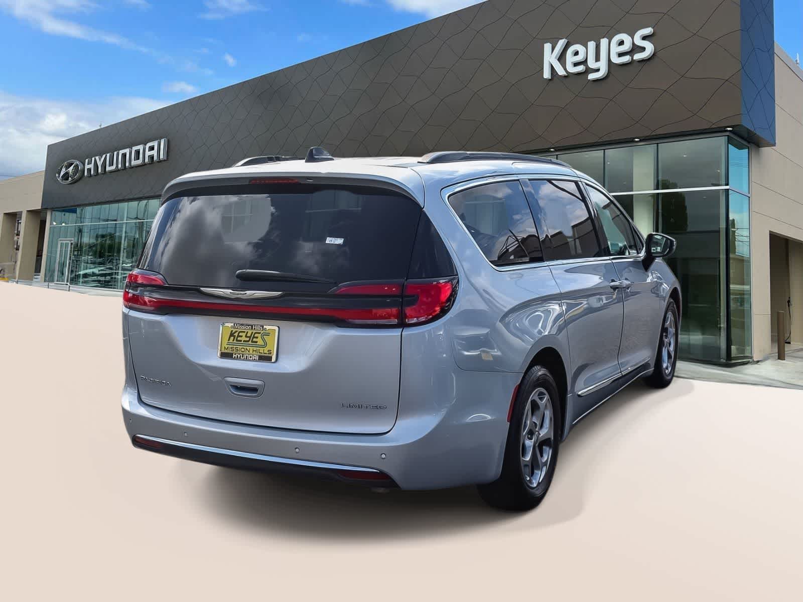 Thumbnail: 2023 Chrysler Pacifica - 4