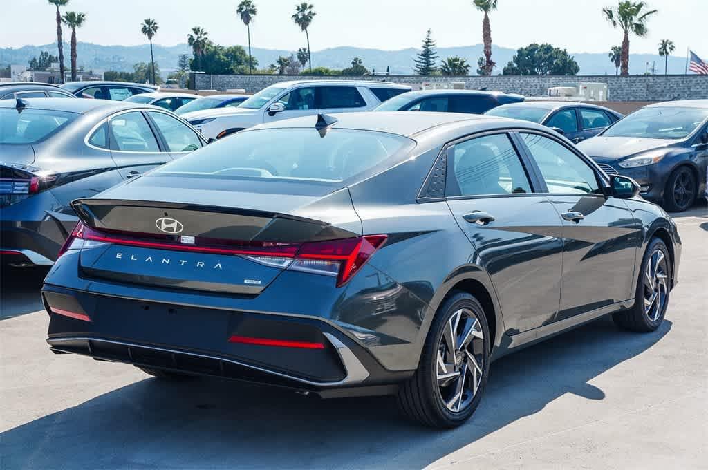 Thumbnail: 2025 Hyundai Elantra - 4