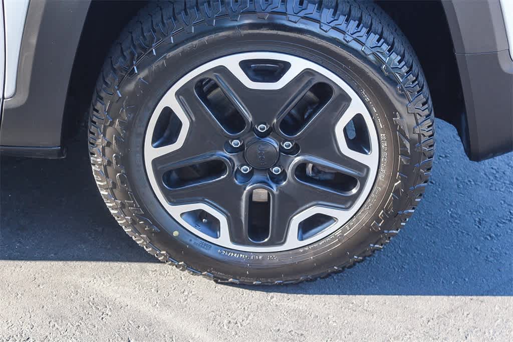 Thumbnail: 2015 Jeep Renegade - 9