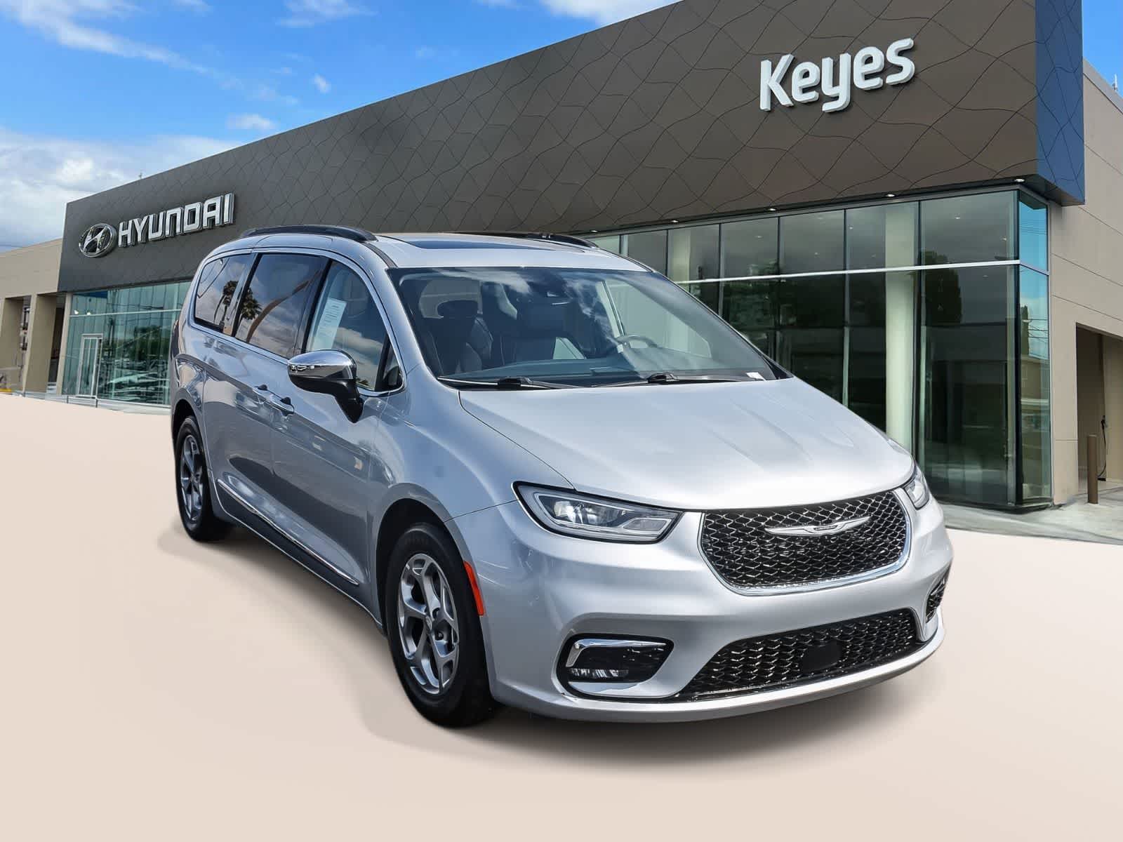 Thumbnail: 2023 Chrysler Pacifica - 3