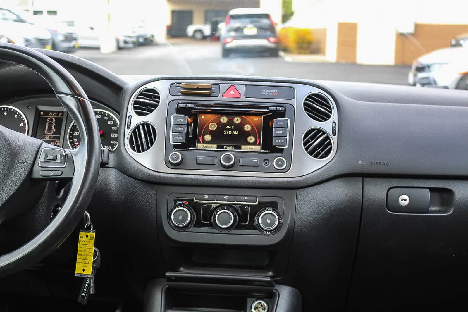 Thumbnail: 2011 Volkswagen Tiguan - 19