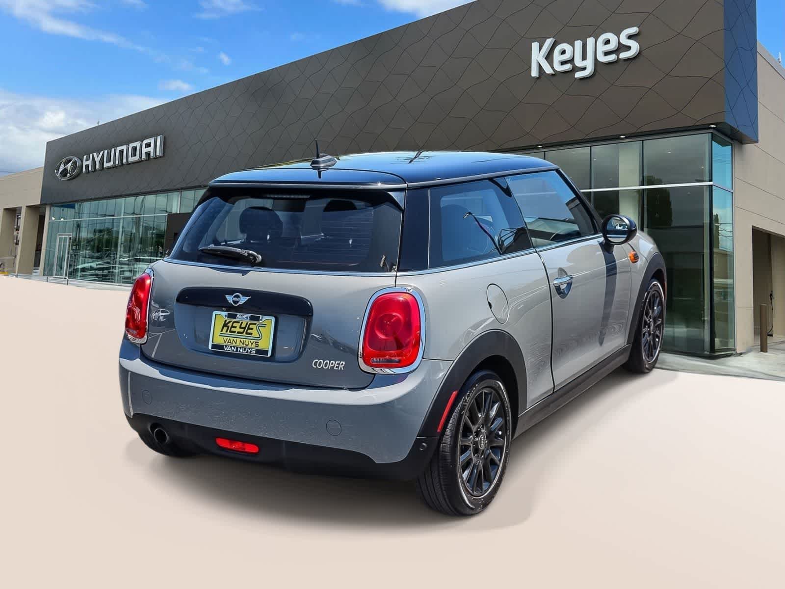 Thumbnail: 2017 MINI Cooper Hardtop - 4