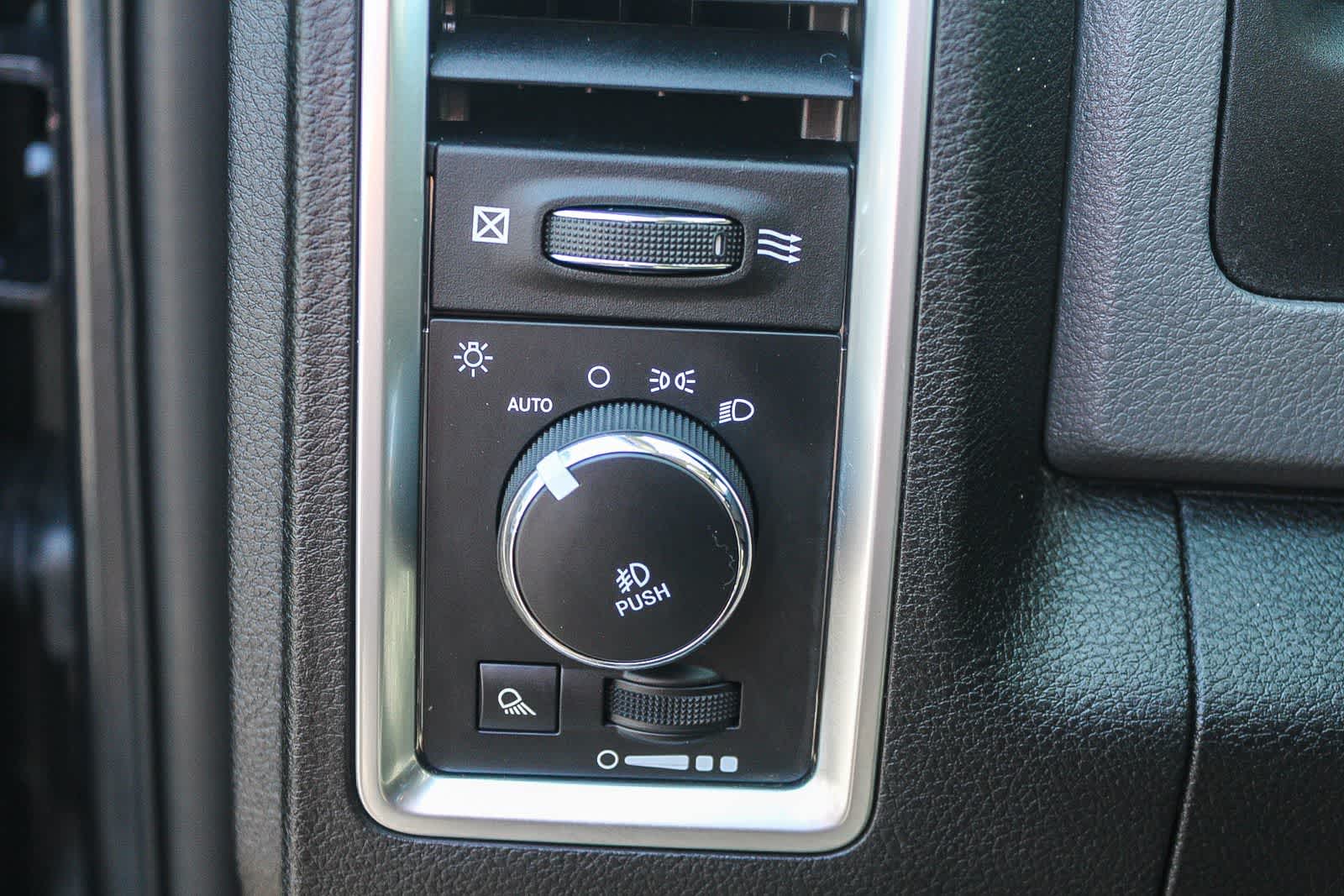 Thumbnail: 2020 RAM 1500 Classic - 28