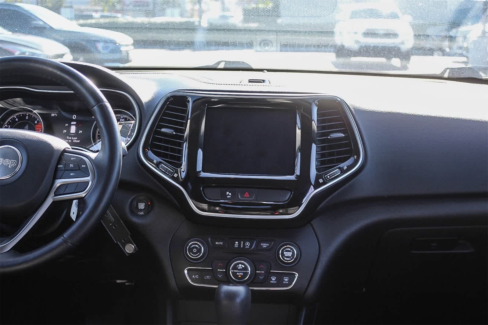 Thumbnail: 2019 Jeep Cherokee - 17