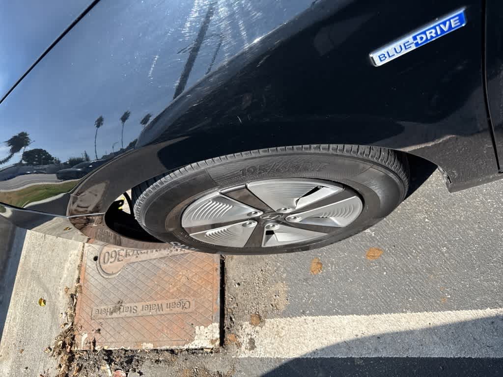 Thumbnail: 2019 Hyundai Ioniq - 32