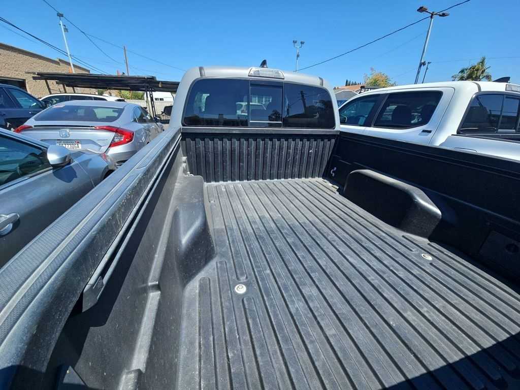 Thumbnail: 2021 Toyota Tacoma - 10
