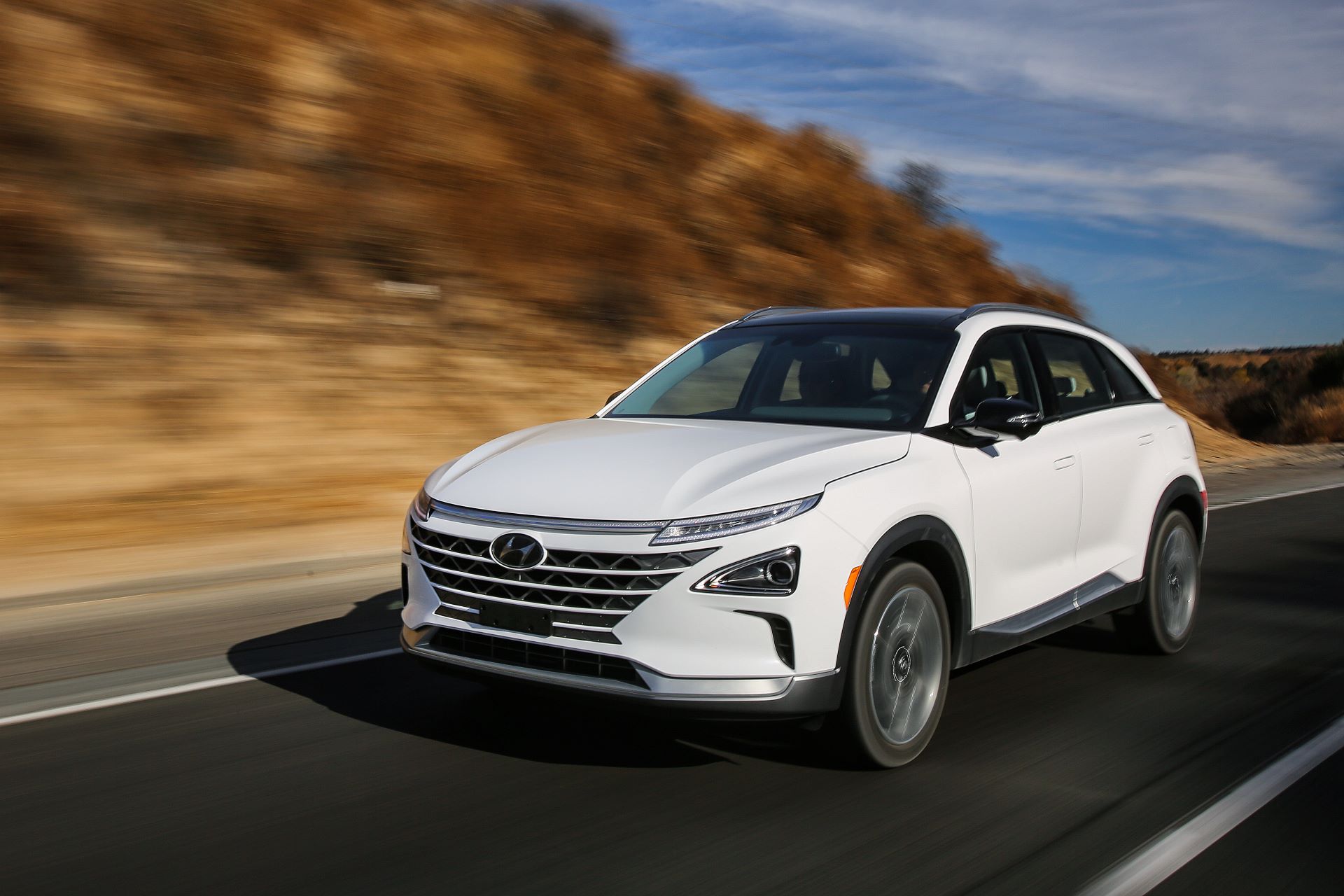 2024-Hyundai-NEXO-driving2.jpg