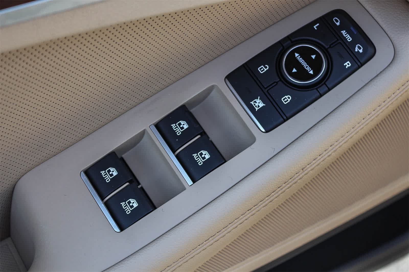 Thumbnail: 2015 Hyundai Genesis - 28