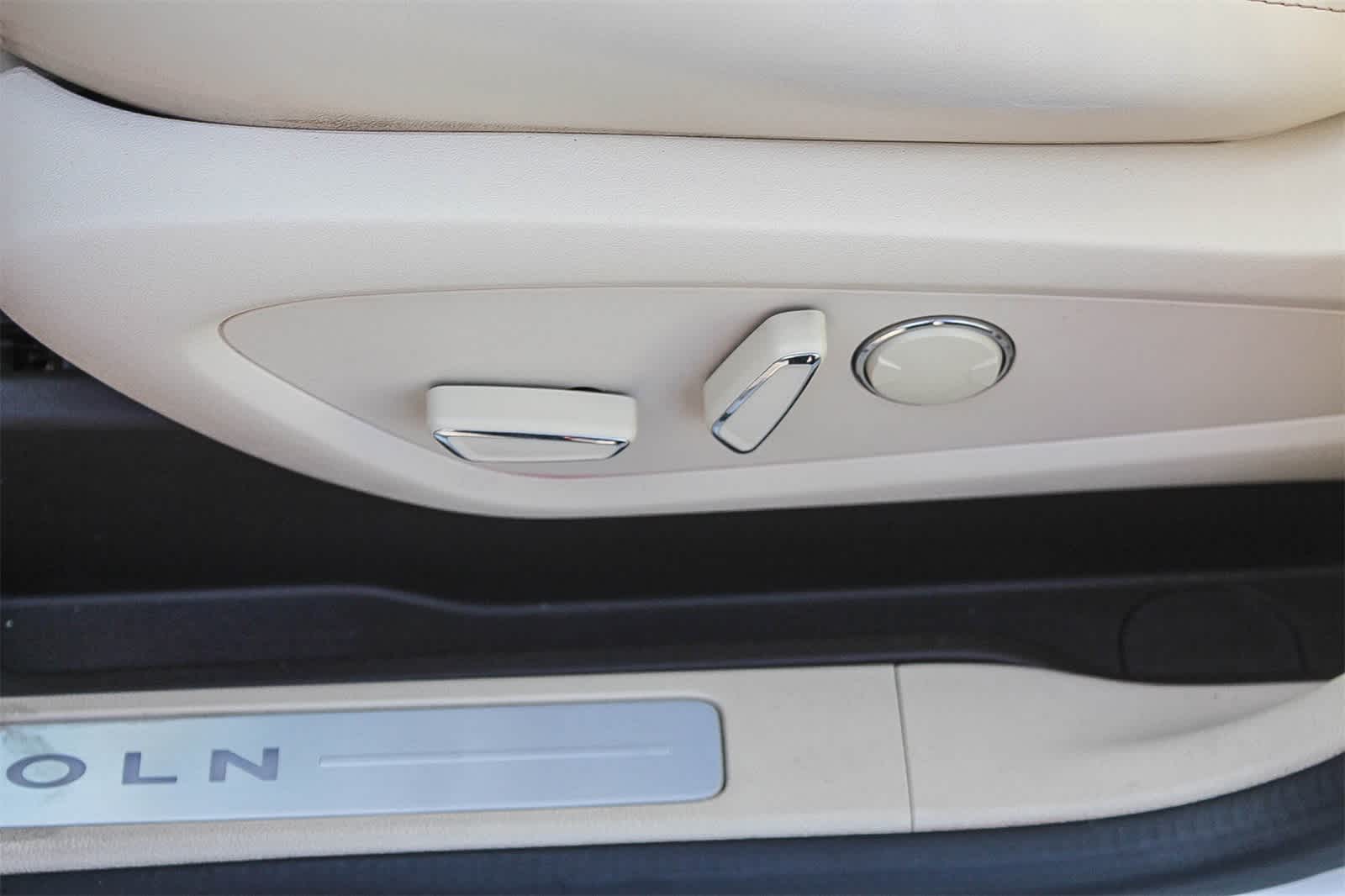 Thumbnail: 2015 Lincoln MKC - 28