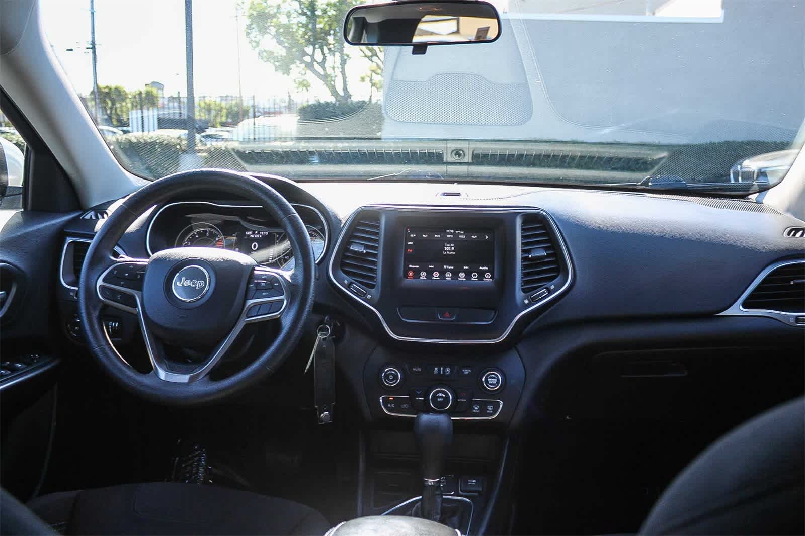 Thumbnail: 2019 Jeep Cherokee - 17