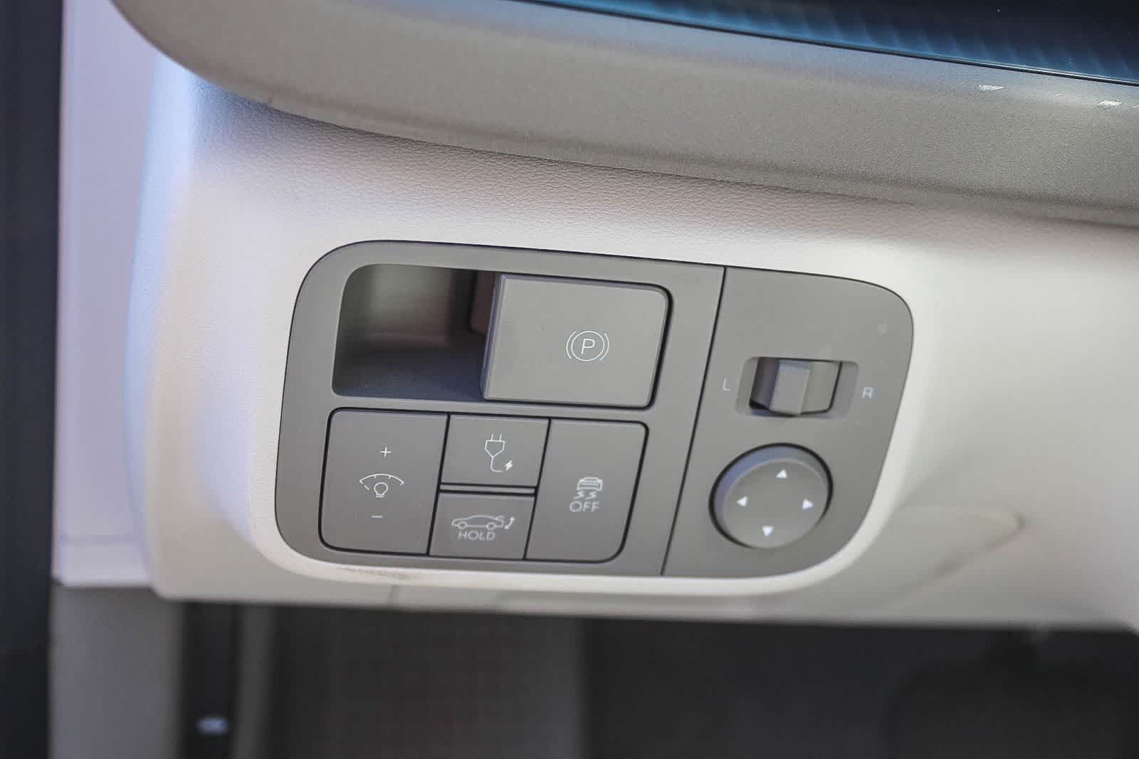 Thumbnail: 2023 Hyundai Ioniq 6 - 27