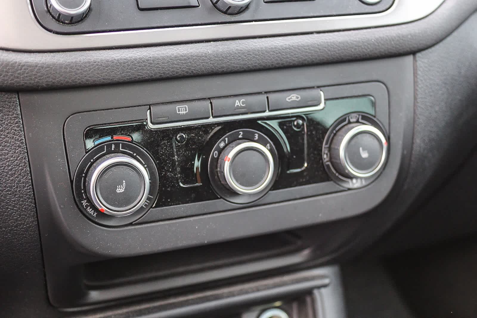 Thumbnail: 2011 Volkswagen Tiguan - 34